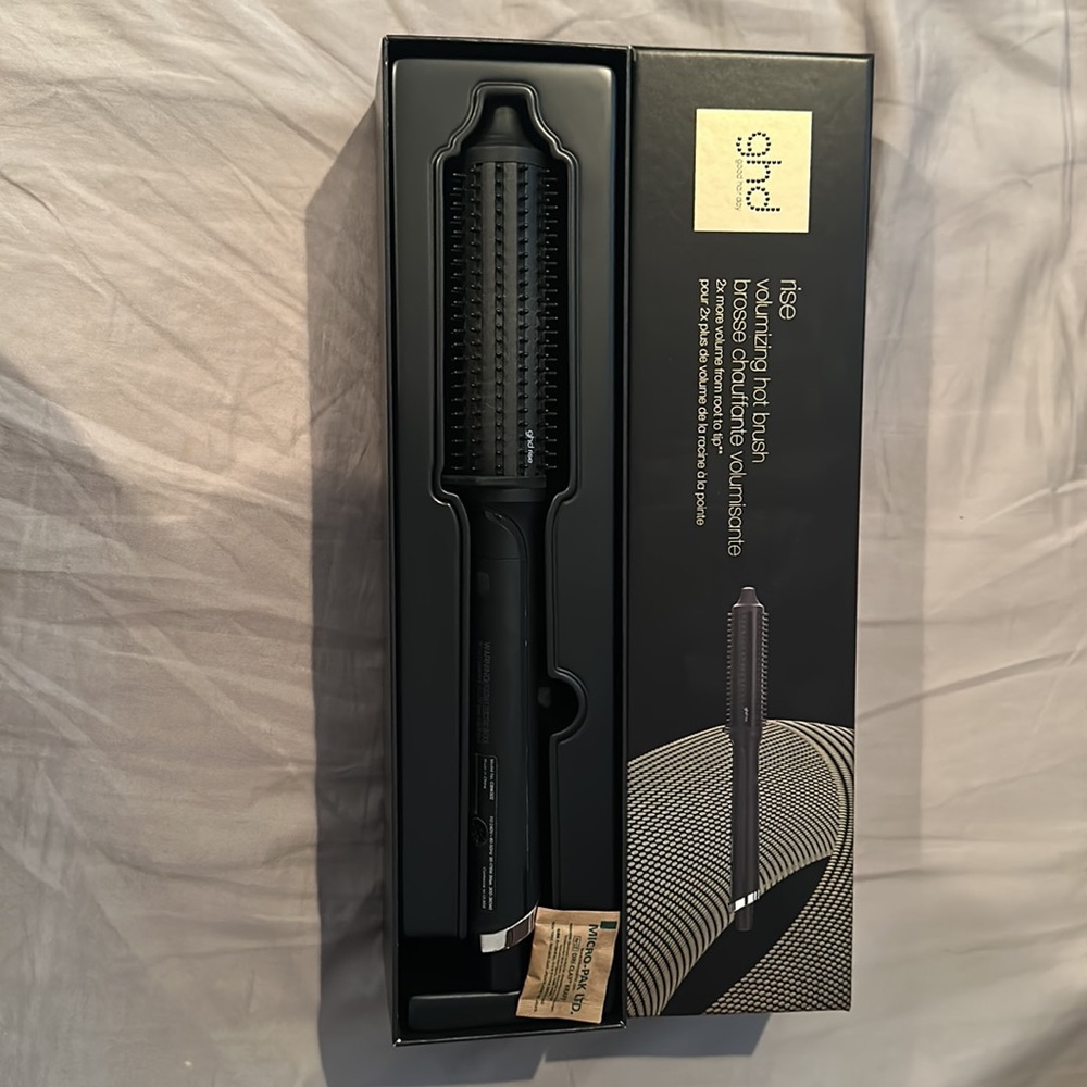 GHD volumizing hot brush - used twice 120$